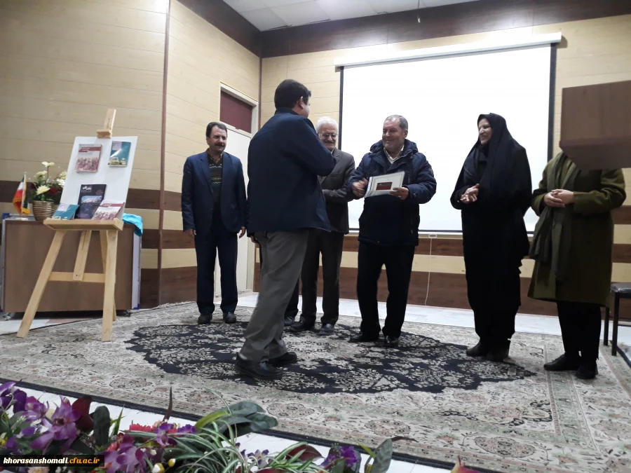 به مناسب هفته کتاب در پردیس امام جعفر صادق( ع) برگزار شد.

رونمایی از مجله بانک قلم و کتاب برترین امثال گفته شده انجام شد. 2