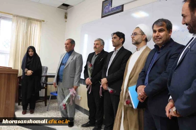 به مناسبت 16 آذر روز دانشجو انجام شد.

حضور دکتر صفرزاده در سر کلاس های درس و اهداء گل