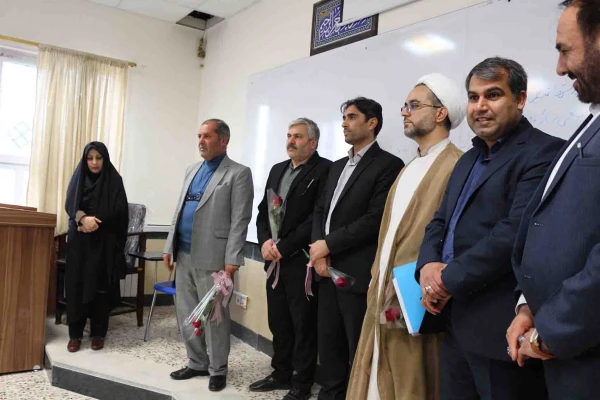 به مناسبت 16 آذر روز دانشجو انجام شد.

حضور دکتر صفرزاده در سر کلاس های درس و اهداء گل 2