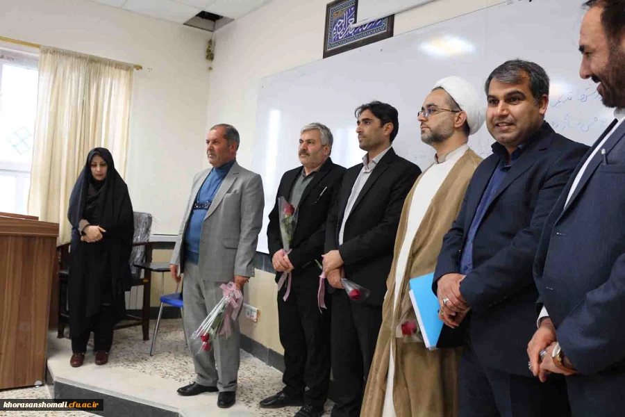 به مناسبت 16 آذر روز دانشجو انجام شد.

حضور دکتر صفرزاده در سر کلاس های درس و اهداء گل 2