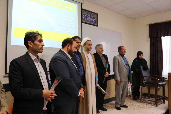 به مناسبت 16 آذر روز دانشجو انجام شد.

حضور دکتر صفرزاده در سر کلاس های درس و اهداء گل 3