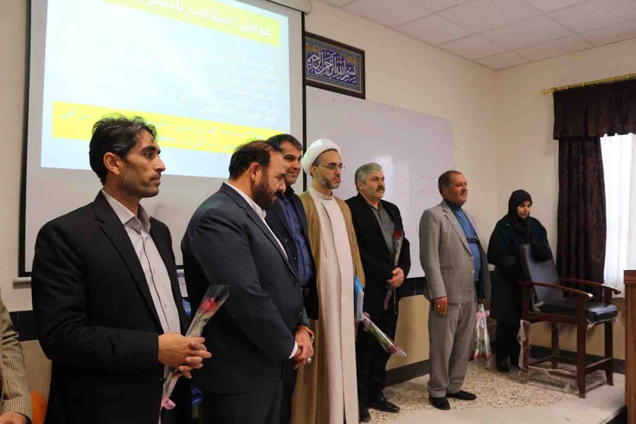 به مناسبت 16 آذر روز دانشجو انجام شد.

حضور دکتر صفرزاده در سر کلاس های درس و اهداء گل 3