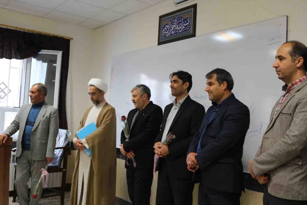 به مناسبت 16 آذر روز دانشجو انجام شد.

حضور دکتر صفرزاده در سر کلاس های درس و اهداء گل 4