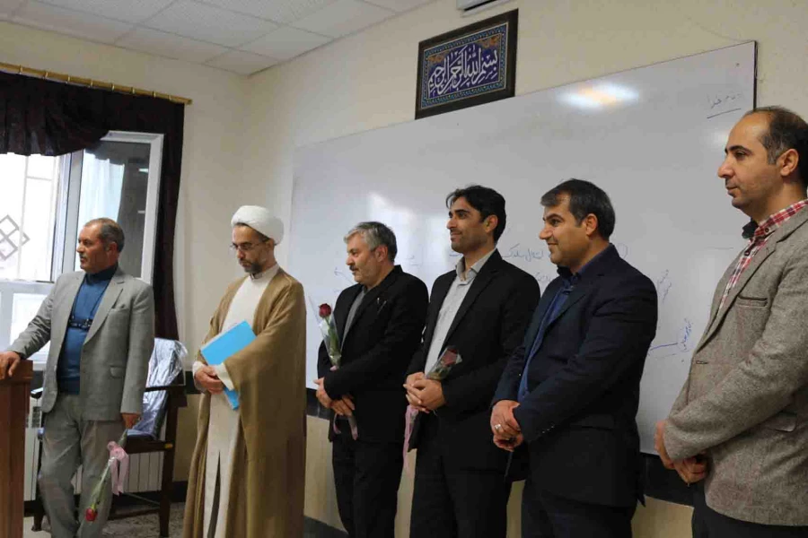 به مناسبت 16 آذر روز دانشجو انجام شد.

حضور دکتر صفرزاده در سر کلاس های درس و اهداء گل 4