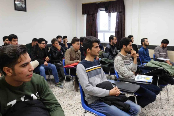 به مناسبت 16 آذر روز دانشجو انجام شد.

حضور دکتر صفرزاده در سر کلاس های درس و اهداء گل 5