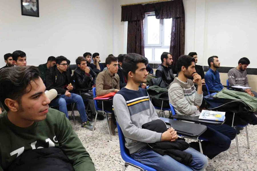 به مناسبت 16 آذر روز دانشجو انجام شد.

حضور دکتر صفرزاده در سر کلاس های درس و اهداء گل 5