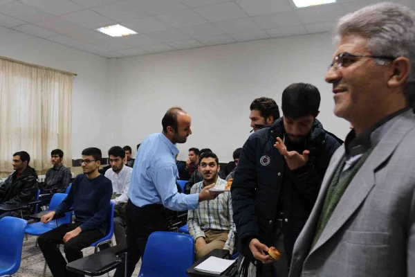 به مناسبت 16 آذر روز دانشجو انجام شد.

حضور دکتر صفرزاده در سر کلاس های درس و اهداء گل 6