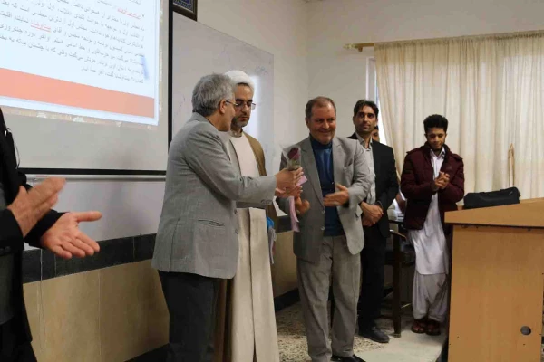 به مناسبت 16 آذر روز دانشجو انجام شد.

حضور دکتر صفرزاده در سر کلاس های درس و اهداء گل 7