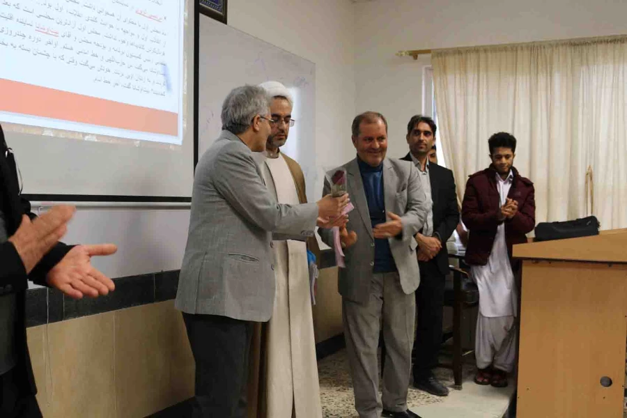 به مناسبت 16 آذر روز دانشجو انجام شد.

حضور دکتر صفرزاده در سر کلاس های درس و اهداء گل 7