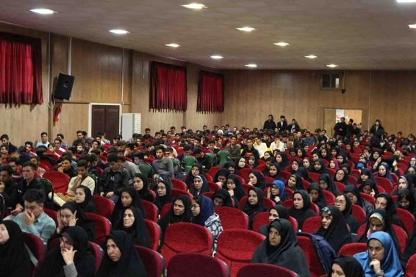 جشن 16 آذر پردیس های دانشگاه فرهنگیان خراسان شمالی برگزار شد.

خطبه عقد دو دانشجو معلم از پردیس امام محمد باقر(ع) و امام جعفرصادق(ع) در این مراسم جاری شد. 2