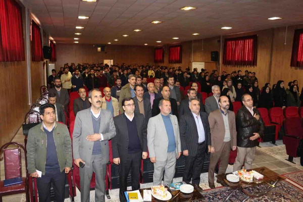 دکتر صفرزاده در گردهمایی مجریان کارورزی دانشگاه فرهنگیان خراسان شمالی در باب رسالت شغل معلمی بیان کردند:

گاهی نگاه اثر گذار معلم و گاهی اثرگذاری یک معلم می تواند مسیر تاریخ و مسیر یک ملت را عوض نماید. 2