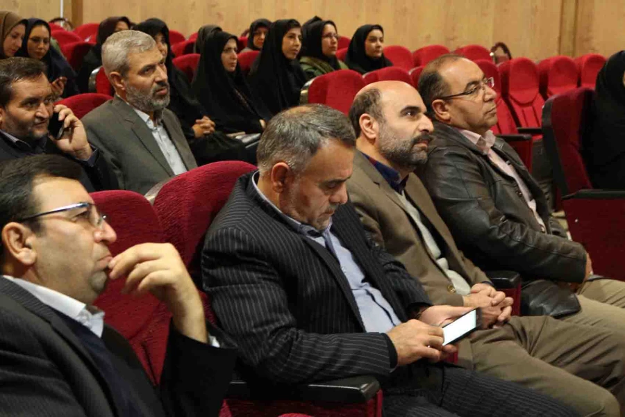 دکتر صفرزاده در گردهمایی مجریان کارورزی دانشگاه فرهنگیان خراسان شمالی در باب رسالت شغل معلمی بیان کردند:

گاهی نگاه اثر گذار معلم و گاهی اثرگذاری یک معلم می تواند مسیر تاریخ و مسیر یک ملت را عوض نماید. 2