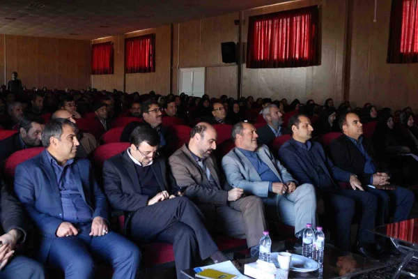 دکتر صفرزاده در گردهمایی مجریان کارورزی دانشگاه فرهنگیان خراسان شمالی در باب رسالت شغل معلمی بیان کردند:

گاهی نگاه اثر گذار معلم و گاهی اثرگذاری یک معلم می تواند مسیر تاریخ و مسیر یک ملت را عوض نماید. 5