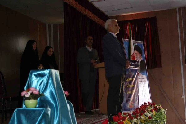 دکتر صفرزاده در گردهمایی مجریان کارورزی دانشگاه فرهنگیان خراسان شمالی در باب رسالت شغل معلمی بیان کردند:

گاهی نگاه اثر گذار معلم و گاهی اثرگذاری یک معلم می تواند مسیر تاریخ و مسیر یک ملت را عوض نماید. 7