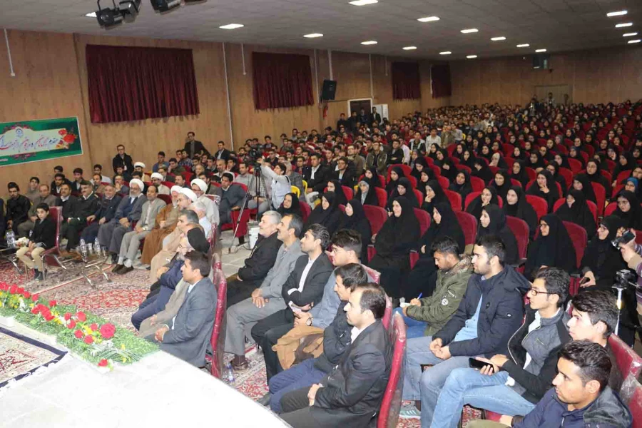 رییس ستاد اقامه نماز در دیدار با دانشجویان دانشگاه فرهنگیان خراسان شمالی گفت:

 معلمان باید هنر خنداندن داشته باشند.
 2