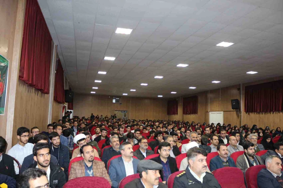 رییس ستاد اقامه نماز در دیدار با دانشجویان دانشگاه فرهنگیان خراسان شمالی گفت:

 معلمان باید هنر خنداندن داشته باشند.
 2