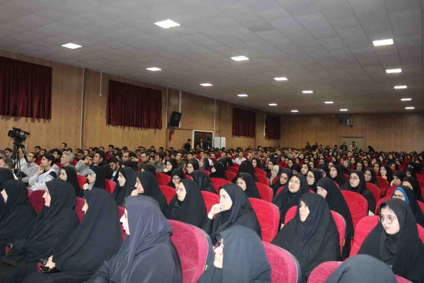 رییس ستاد اقامه نماز در دیدار با دانشجویان دانشگاه فرهنگیان خراسان شمالی گفت:

 معلمان باید هنر خنداندن داشته باشند.
 2