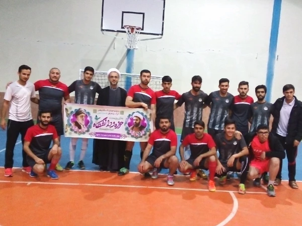 به مناسبت هفته وحدت بین دانشگاه و حوزه انجام شد.
مسابقه فوتسال بین تیم دانشگاه فرهنگیان و حوزه علمیه امام خمینی بجنورد برگزار شد 2