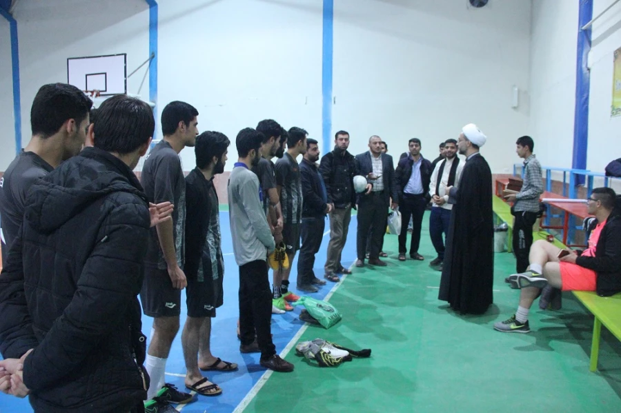 به مناسبت هفته وحدت بین دانشگاه و حوزه انجام شد.
مسابقه فوتسال بین تیم دانشگاه فرهنگیان و حوزه علمیه امام خمینی بجنورد برگزار شد 5