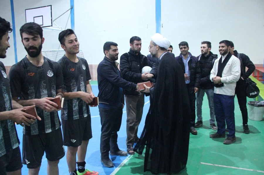 به مناسبت هفته وحدت بین دانشگاه و حوزه انجام شد.
مسابقه فوتسال بین تیم دانشگاه فرهنگیان و حوزه علمیه امام خمینی بجنورد برگزار شد 6