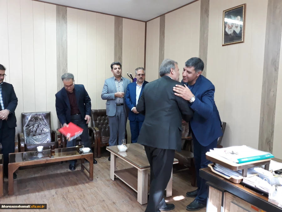 تقدیر از کارشناس مسئول امور اداری مدیریت امور پردیس های خراسان شمالی که در زمستان 98 به افتخار بازنشستگی نائل آمدند. 2