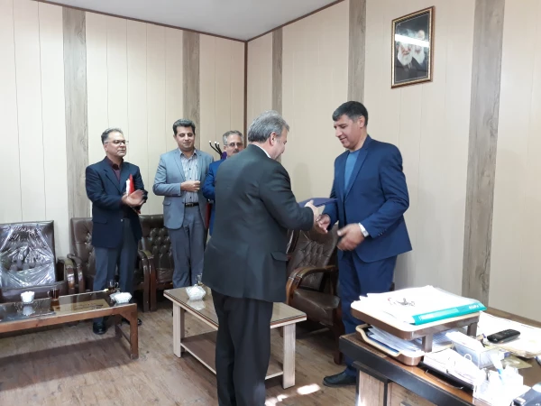 تقدیر از کارشناس مسئول امور اداری مدیریت امور پردیس های خراسان شمالی که در زمستان 98 به افتخار بازنشستگی نائل آمدند. 3