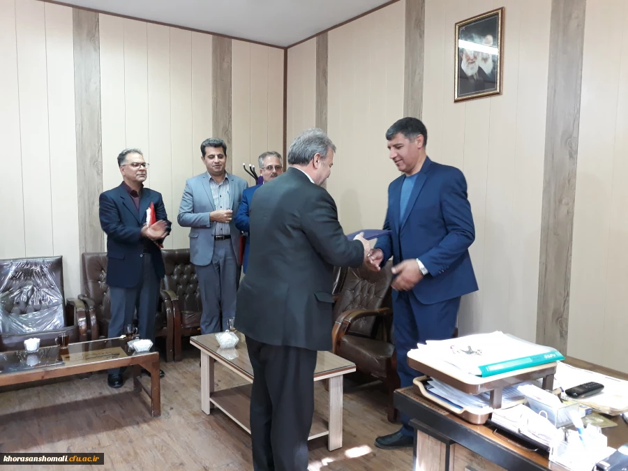 تقدیر از کارشناس مسئول امور اداری مدیریت امور پردیس های خراسان شمالی که در زمستان 98 به افتخار بازنشستگی نائل آمدند. 3