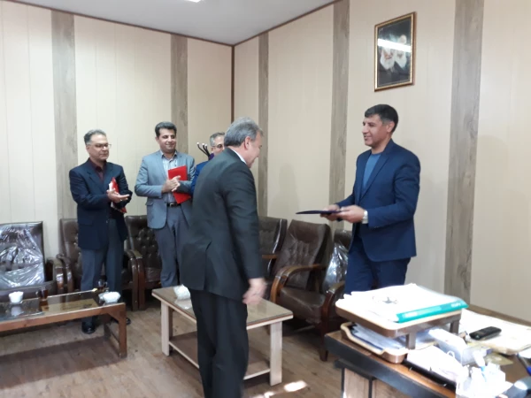 تقدیر از کارشناس مسئول امور اداری مدیریت امور پردیس های خراسان شمالی که در زمستان 98 به افتخار بازنشستگی نائل آمدند. 4