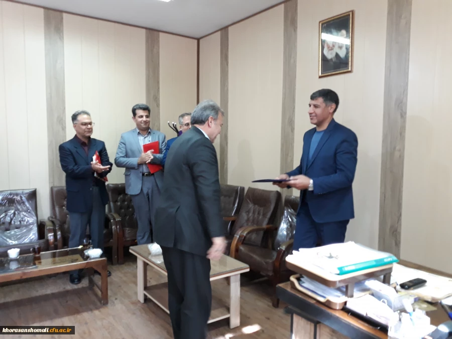 تقدیر از کارشناس مسئول امور اداری مدیریت امور پردیس های خراسان شمالی که در زمستان 98 به افتخار بازنشستگی نائل آمدند. 4