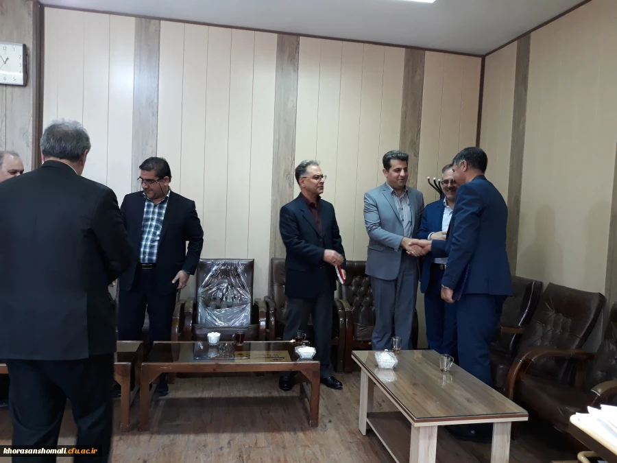 تقدیر از کارشناس مسئول امور اداری مدیریت امور پردیس های خراسان شمالی که در زمستان 98 به افتخار بازنشستگی نائل آمدند. 5