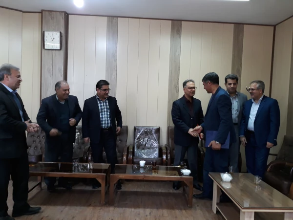 تقدیر از کارشناس مسئول امور اداری مدیریت امور پردیس های خراسان شمالی که در زمستان 98 به افتخار بازنشستگی نائل آمدند. 6