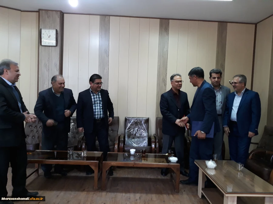 تقدیر از کارشناس مسئول امور اداری مدیریت امور پردیس های خراسان شمالی که در زمستان 98 به افتخار بازنشستگی نائل آمدند. 6