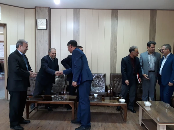 تقدیر از کارشناس مسئول امور اداری مدیریت امور پردیس های خراسان شمالی که در زمستان 98 به افتخار بازنشستگی نائل آمدند. 7