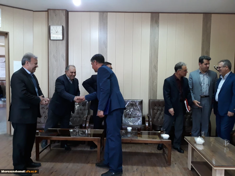 تقدیر از کارشناس مسئول امور اداری مدیریت امور پردیس های خراسان شمالی که در زمستان 98 به افتخار بازنشستگی نائل آمدند. 7