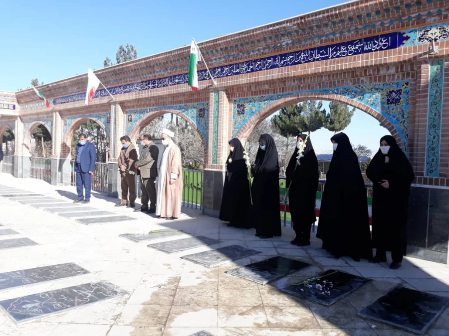 گلباران و عطر افشانی گلزار شهدای بجنورد توسط مسئولین و کارکنان دانشگاه فرهنگیان استان 4