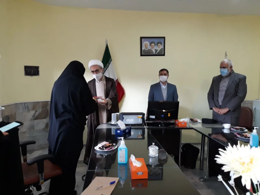 مناسبت رحلت ام البنین (س) وروز تکریم از مادر وهمسران شهید .از سه خانواده شهید شیردل ،کماسی ورستمی تقدیر به عمل آورده شد. 2