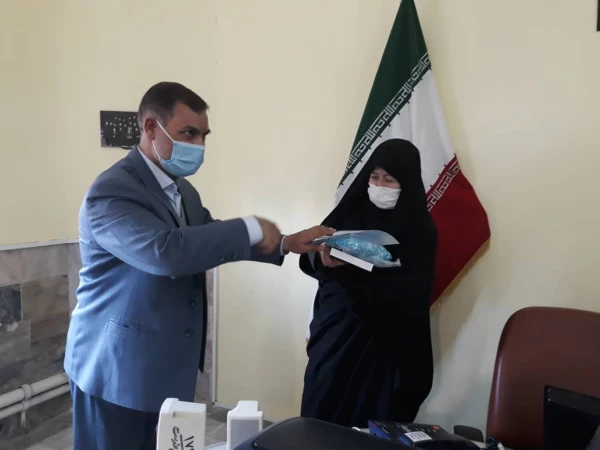 مناسبت رحلت ام البنین (س) وروز تکریم از مادر وهمسران شهید .از سه خانواده شهید شیردل ،کماسی ورستمی تقدیر به عمل آورده شد. 2