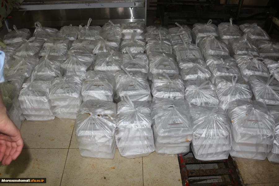 پویش اطعام حسنی طبخ و توزیع چهار هزار پرس وعده غذای گرم در ماه مبارک رمضان میان مناطق محروم حاشیه شهر بجنورد 7