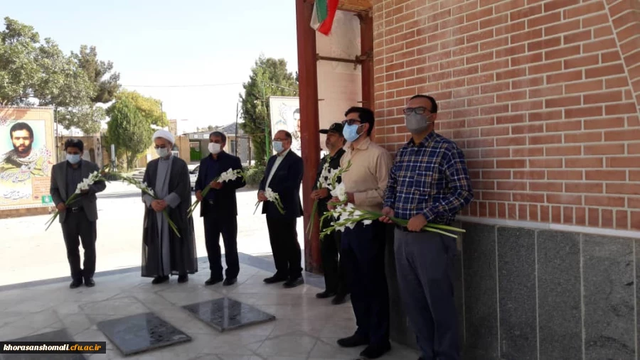 مسئولین دانشگاه فرهنگیان وسپاه استان به دیدار شهدا وگلباران مزار شهدا استان در هفته دفاع مقدس اعزام شدند  3