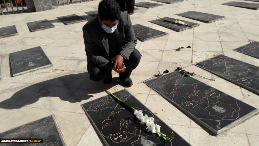 مسئولین دانشگاه فرهنگیان وسپاه استان به دیدار شهدا وگلباران مزار شهدا استان در هفته دفاع مقدس اعزام شدند  4