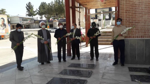 مسئولین دانشگاه فرهنگیان وسپاه استان به دیدار شهدا وگلباران مزار شهدا استان در هفته دفاع مقدس اعزام شدند  4