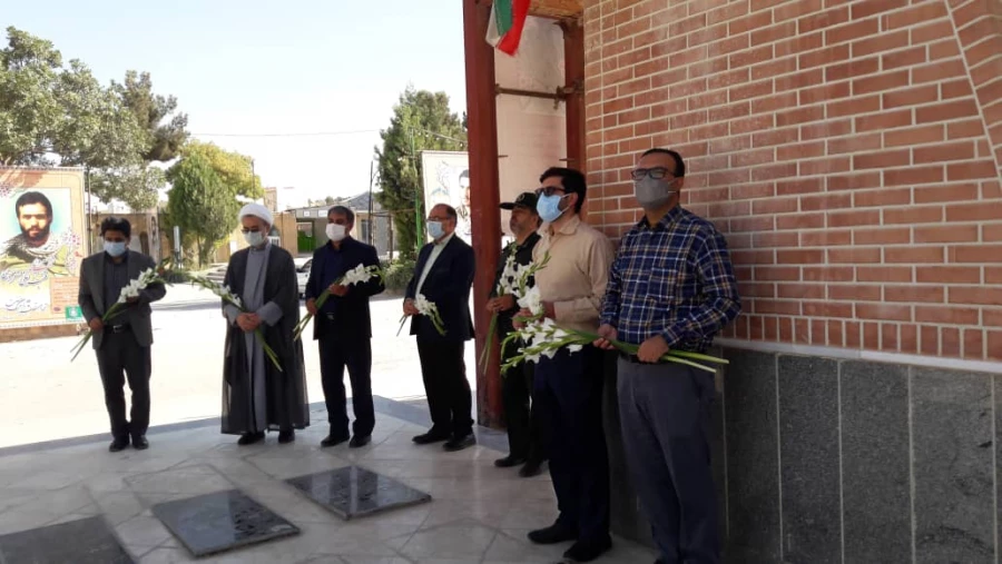 مسئولین دانشگاه فرهنگیان وسپاه استان به دیدار شهدا وگلباران مزار شهدا استان در هفته دفاع مقدس اعزام شدند  5