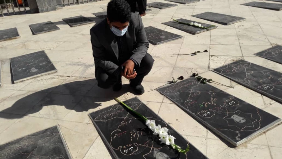 مسئولین دانشگاه فرهنگیان وسپاه استان به دیدار شهدا وگلباران مزار شهدا استان در هفته دفاع مقدس اعزام شدند  6