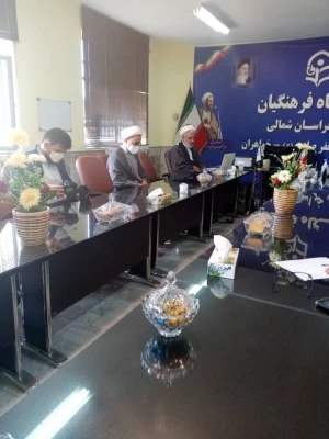 مناسبت هفته قرآن وعترت  نشستی در با عنوان (نقش نماز در سلامت روانی خانواده وجامعه از منظر قرآن کریم) در پردیس امام جعفر صادق (ع)  2