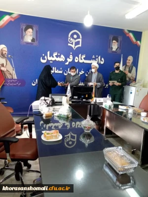 به مناسبت وفات حضرت ام البنین وروز تکریم همسران شهدا مراسم تکریم وقدر دانی از سرکار خانم یساولی همسر شهید توانا