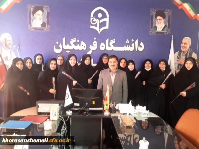 اهدای یک شاخه گل ولوح تقدیر به همکاران پردیس خواهران 