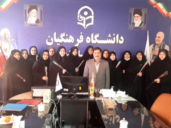 اهدای یک شاخه گل ولوح تقدیر به همکاران پردیس خواهران  2