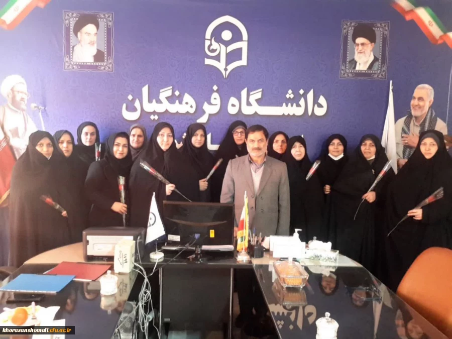 اهدای یک شاخه گل ولوح تقدیر به همکاران پردیس خواهران  2