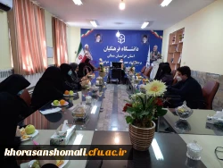 اهدای یک شاخه گل ولوح تقدیر به همکاران پردیس خواهران  3