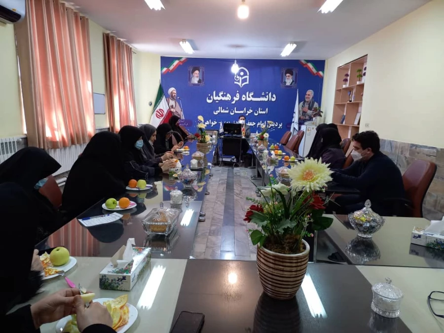 اهدای یک شاخه گل ولوح تقدیر به همکاران پردیس خواهران  3